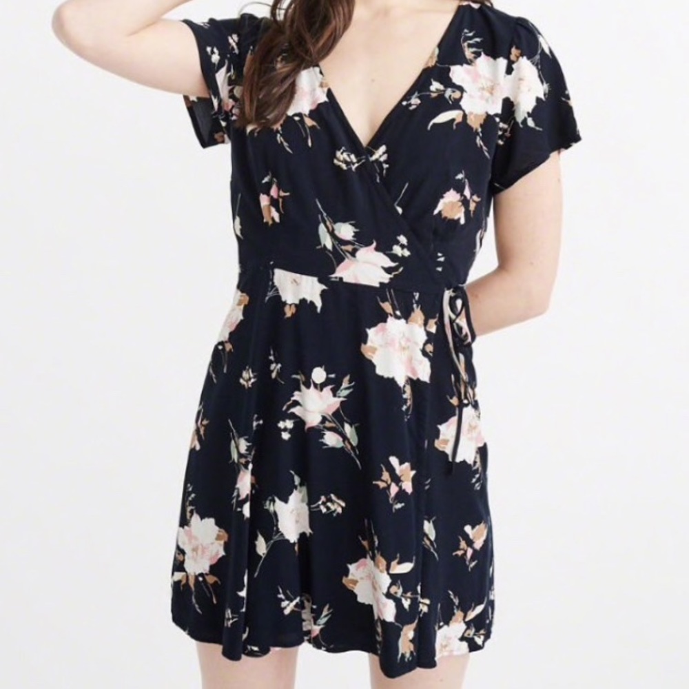 Abercrombie & Fitch Floral Wrap Desss